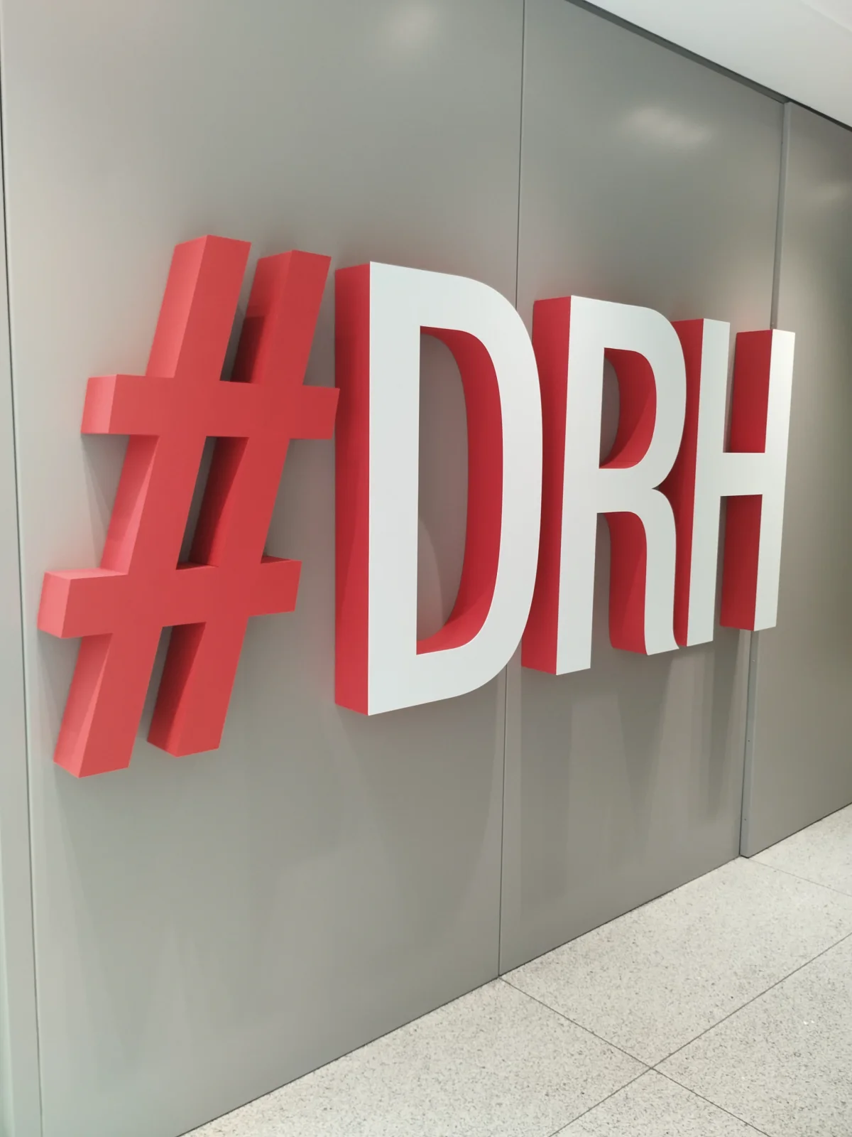 Lettres Polystyrène Géantes 3D - Signalétique Intérieure | Trajectoire Signalétique