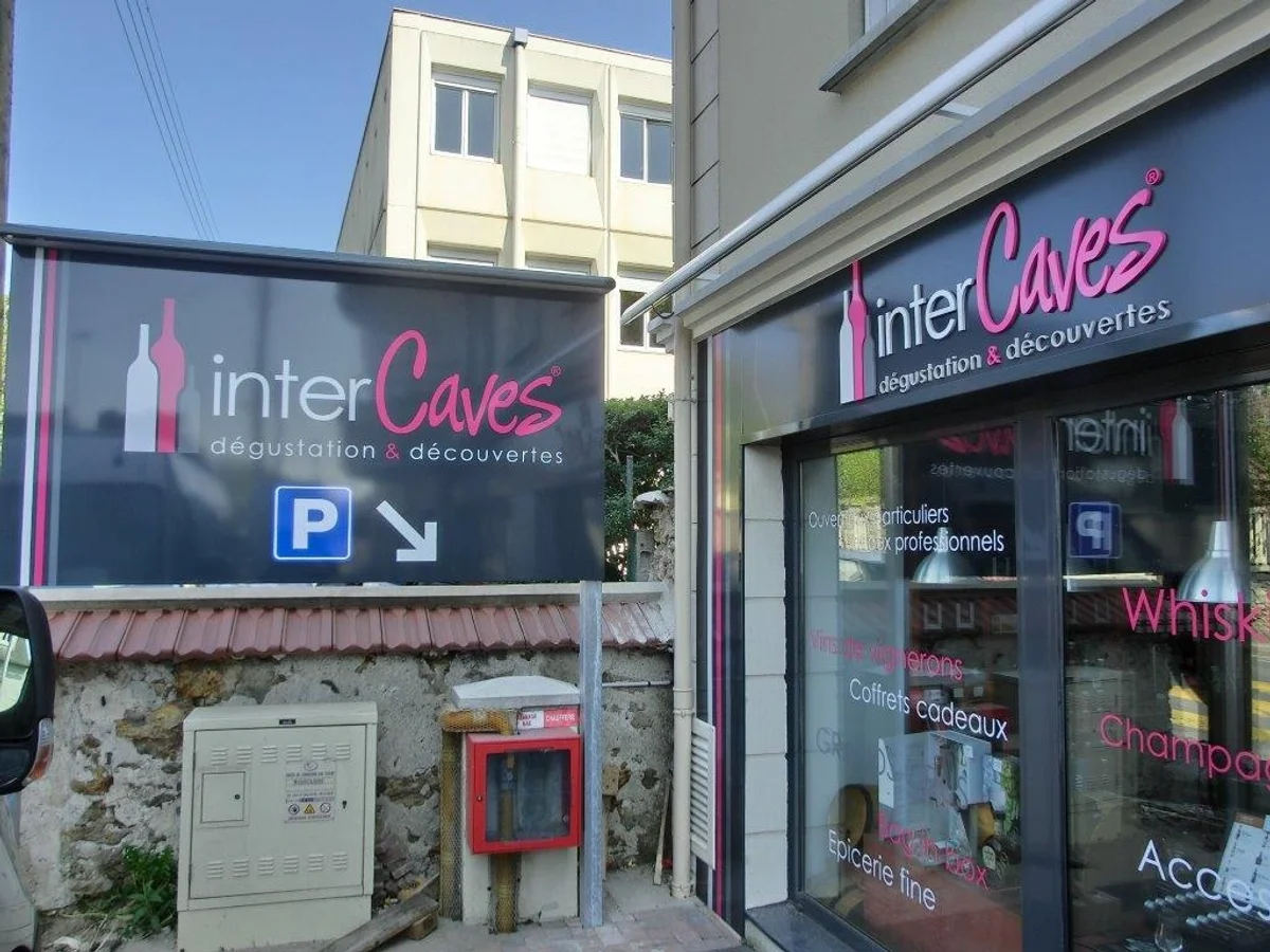 Panneaux de Façade - Signalétique Extérieure | Trajectoire Signalétique